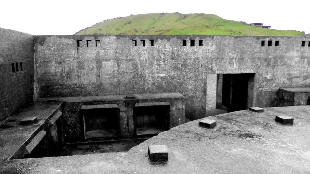 X30F0302_bw_col_1200