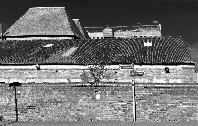 gloucesterCanal_bw1280_grain
